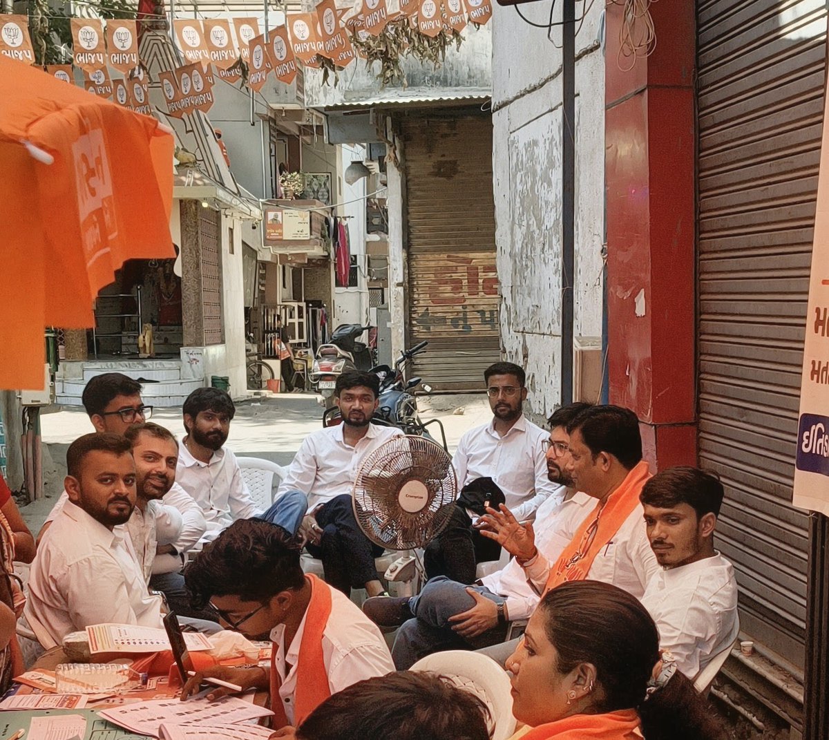 HarshDevani19's tweet photo. ખાડિયા વોર્ડ ખાતે શહેર ભાજપ યુવા મોરચા દ્વારા વિવિધ બૂથ પર ચાલી રહેલી કામગીરીની સમીક્ષા કરી નાગરિકોને મતદાન કરવાની અપીલ કરવામાં આવી રહી છે.
@narendramodi @AmitShah @iJagdishBJP @AmitShahOffice @Bhupendrapbjp @ketupatel4bjp @NitinNabin @sanghaviharsh @PrerakshahBJP @BhushanABhatt https://t.co/z1W9ypgS4D