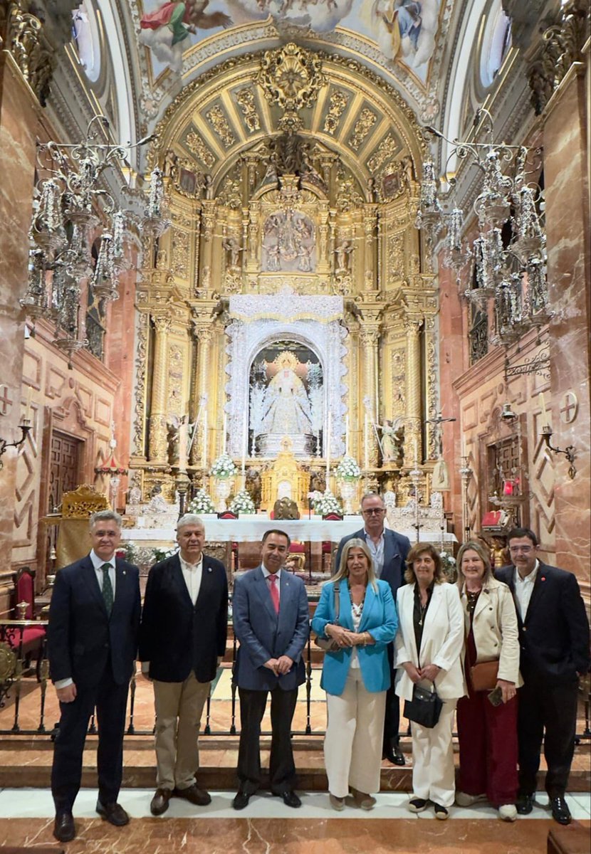 Hdad_Macarena's tweet photo. 🟢 VISITA | En el día de ayer, 25 de abril, la Basílica de Santa María de la Esperanza Macarena acogió una visita institucional de especial significado para nuestra Hermandad.

El Hermano Mayor y el Consiliario Segundo han recibido a los Excmos. Generales D. Carlos J. Melero, Jefe de la Fuerza Terrestre del Ejército de Tierra, D. Rui Ferreira y D. Pedro Sardinha, ambos de las Fuerzas Armadas portuguesa, acompañados de sus respectivas esposas, Dª Carmen Méndez, Dª Rita Camara y Dª Rita Sardinha.

Durante su estancia, los ilustres visitantes han tenido la oportunidad de rezar ante nuestros Sagrados Titulares, en un ambiente de recogimiento y devoción, fortaleciendo así los lazos de fraternidad y respeto institucional.

La Hermandad de la Macarena agradece sinceramente esta visita, que contribuye a engrandecer el espíritu de unión y fe de nuestra corporación con otras instituciones.