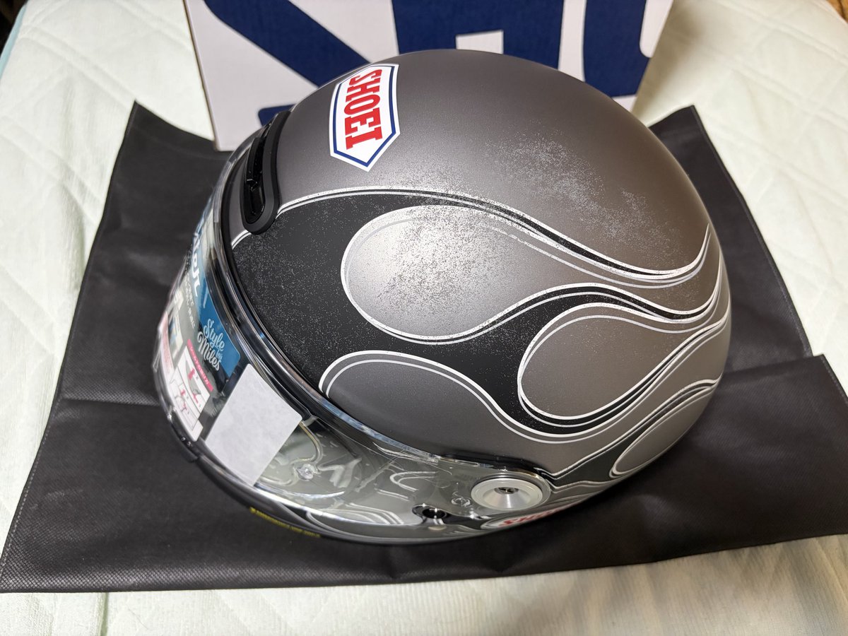 rzgneyb's tweet image. ふっふっふ
買ってしまった。
納ヘルです。😊👍
2りんかんのホワイトも良かったけど、グレー、ブラックにした。😁
#ヘルメット
#SHOEI
#グラムスター