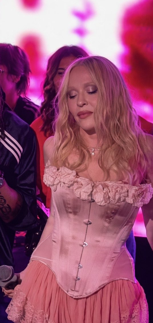 imperioMadonna_'s tweet image. SHE LOOK AMAZING! 👑💖 #madonna