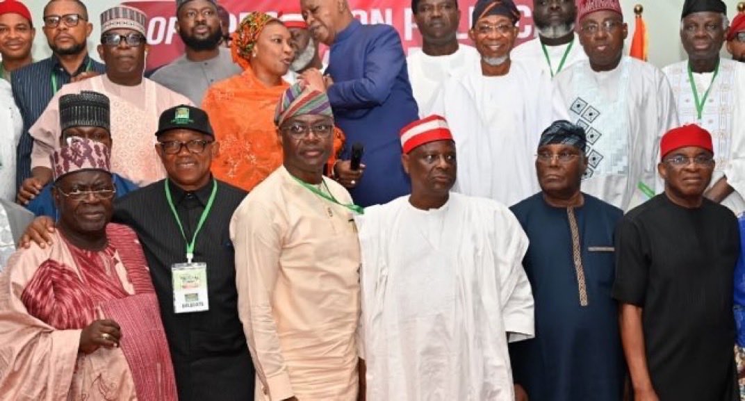 Olaolu_thaniel's tweet image. How can anyone convince me that the people in this picture, the looters of yesterday regrouping again are the faces of change for a new Nigeria… like as how???

What exactly is wrong with us In Nigeria??

During #EndSARS and #EndBadGovernanceInNigeria we all agreed to kick all
