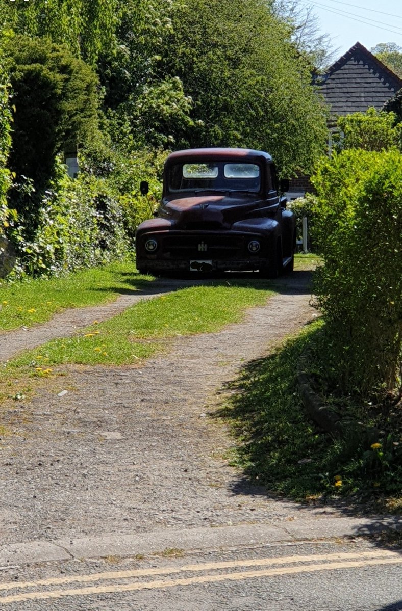imajicaman's tweet image. We noticed this on our walk yesterday. We got that #JeepersCreepers vibe 😱😅
#ClassicCar