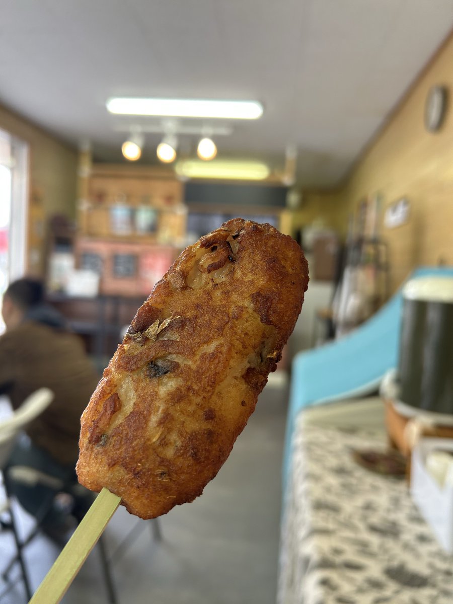 yokochin153604's tweet image. And then, we tried other local food called Yomogi- mochi(rice cake) and Osakana-bō(deep fried fish cake stick) too while exploring Kada.

They are very tasty!

#Japan 
#japanesefood 
#wakayama
