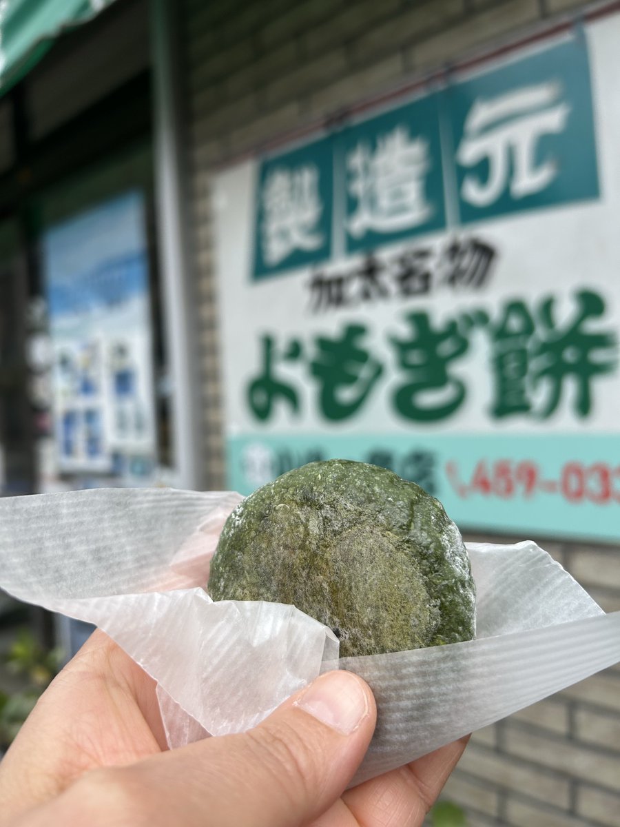 yokochin153604's tweet image. And then, we tried other local food called Yomogi- mochi(rice cake) and Osakana-bō(deep fried fish cake stick) too while exploring Kada.

They are very tasty!

#Japan 
#japanesefood 
#wakayama