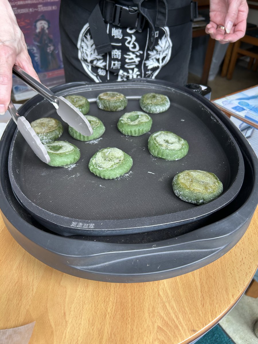 yokochin153604's tweet image. And then, we tried other local food called Yomogi- mochi(rice cake) and Osakana-bō(deep fried fish cake stick) too while exploring Kada.

They are very tasty!

#Japan 
#japanesefood 
#wakayama