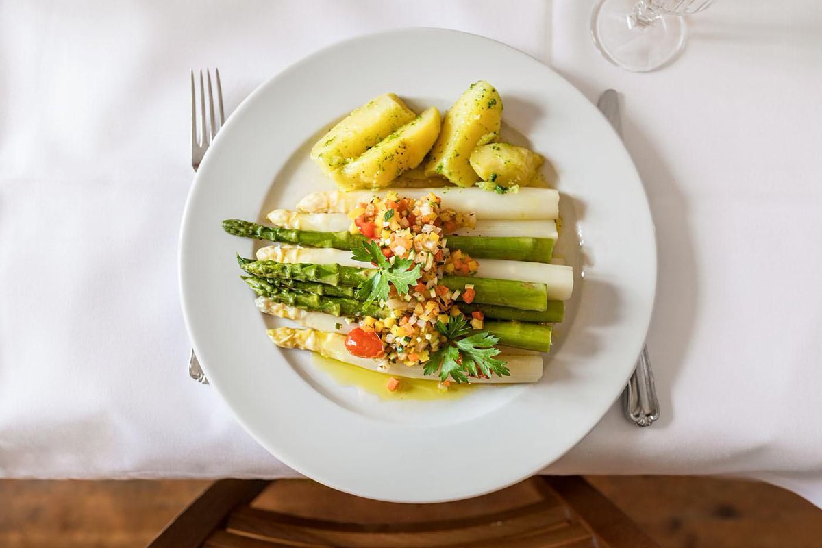 AustrianwineUSA's tweet image. It's spargel season which is one of the most coveted times in Austria! Spargel 🌱 , a.k.a. asparagus, is a notoriously hard food to pair with wine, but, luckily, Grüner Veltliner is there to save the day🍾 .

#AustrianWine
📸: AWMB/Blickwerk/Ulli Kohl 
*Supported by the EU*