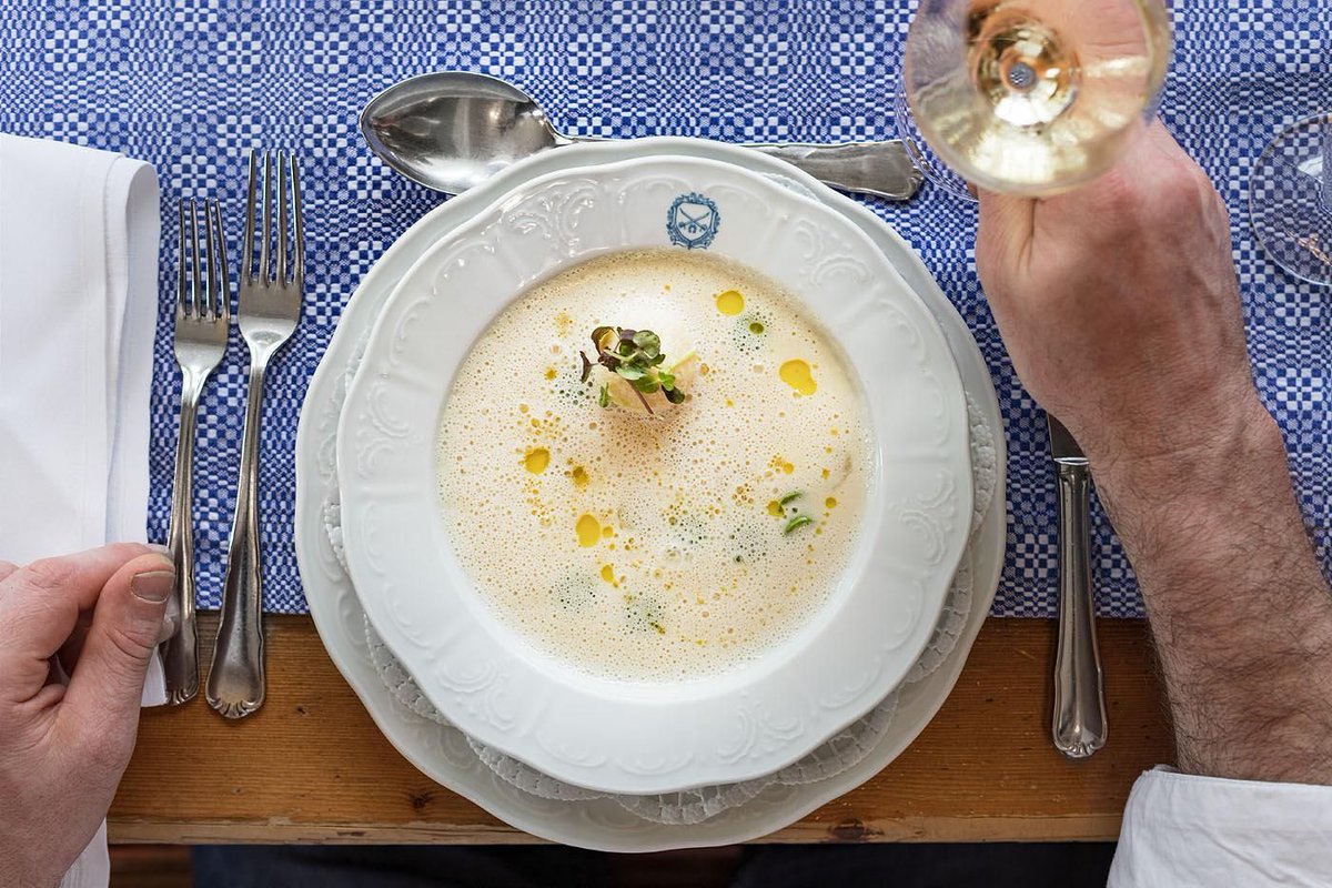 AustrianwineUSA's tweet image. It's spargel season which is one of the most coveted times in Austria! Spargel 🌱 , a.k.a. asparagus, is a notoriously hard food to pair with wine, but, luckily, Grüner Veltliner is there to save the day🍾 .

#AustrianWine
📸: AWMB/Blickwerk/Ulli Kohl 
*Supported by the EU*