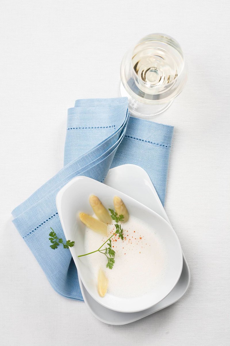 AustrianwineUSA's tweet image. It's spargel season which is one of the most coveted times in Austria! Spargel 🌱 , a.k.a. asparagus, is a notoriously hard food to pair with wine, but, luckily, Grüner Veltliner is there to save the day🍾 .

#AustrianWine
📸: AWMB/Blickwerk/Ulli Kohl 
*Supported by the EU*