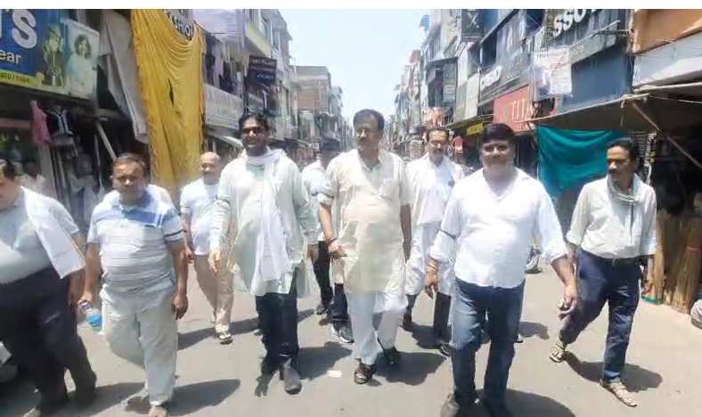 bstvlive's tweet image. झांसी : स्मार्ट मीटर के खिलाफ व्यापारियों का प्रदर्शन

➡व्यापारियों ने काली पट्टी बांधकर जताई नाराजगी
➡सदर बाजार में स्मार्ट मीटर के खिलाफ प्रदर्शन

#Jhansi #Protest #UttarPradesh @UPPCLLKO