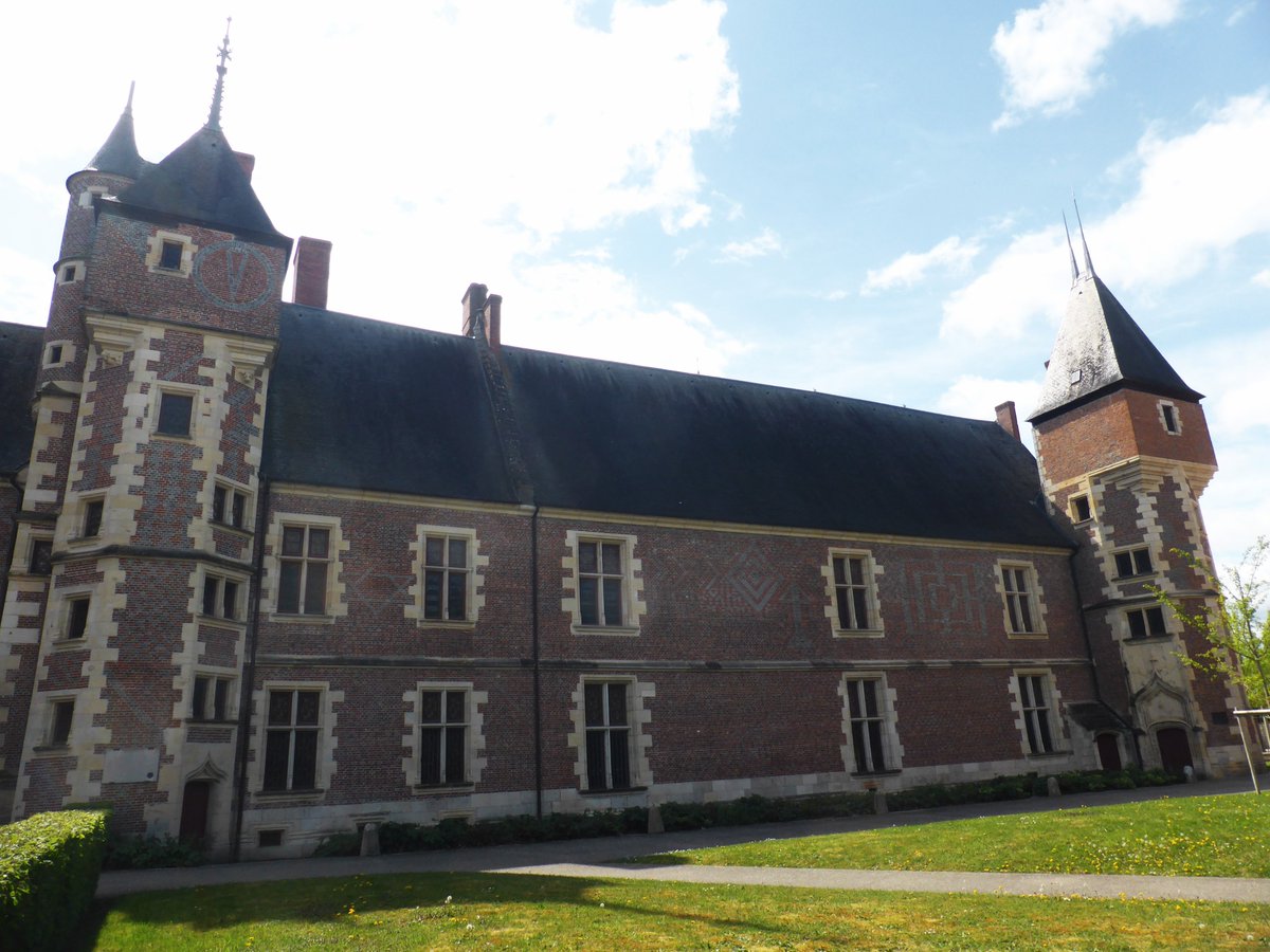 CachauPhilippe's tweet image. De style gothico-Renaissance, bâti par #AnnedeBeaujeu, fille aînée de Louis XI, régente du royaume, le #château de #Gien abrite un beau #musée de la #chasse avec toiles des XVIIe-XIXe siècles. Impressionnante salle des #cervidés du #monde et superbe vue sur la #Loire.