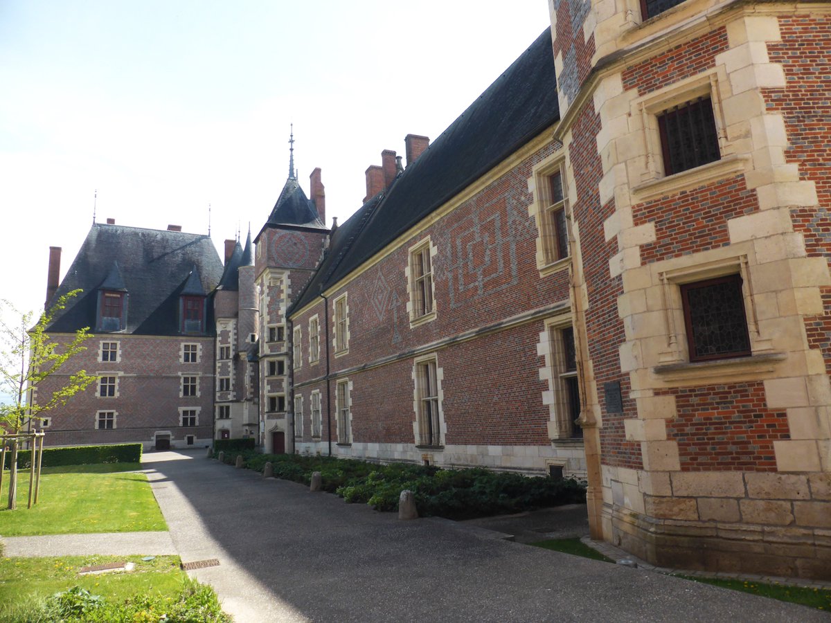 CachauPhilippe's tweet image. De style gothico-Renaissance, bâti par #AnnedeBeaujeu, fille aînée de Louis XI, régente du royaume, le #château de #Gien abrite un beau #musée de la #chasse avec toiles des XVIIe-XIXe siècles. Impressionnante salle des #cervidés du #monde et superbe vue sur la #Loire.