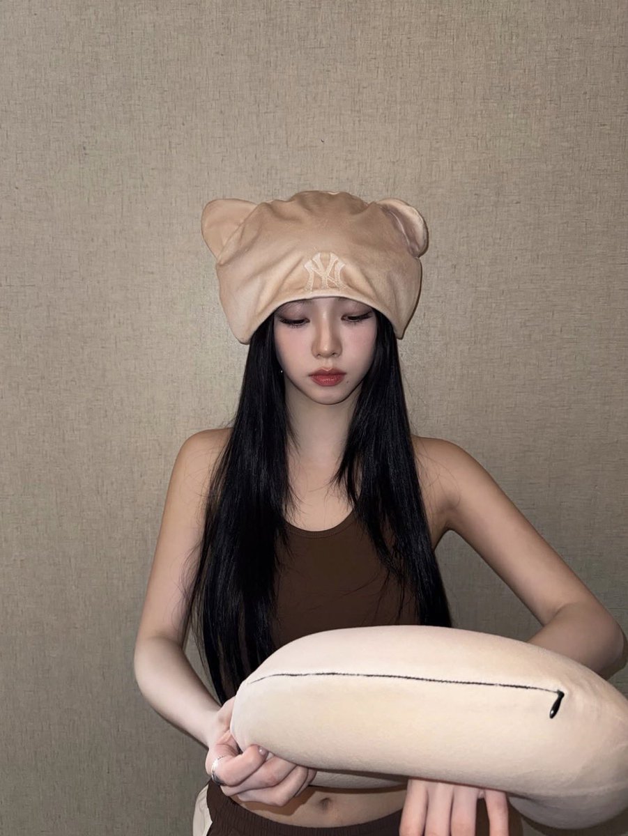 terdisaksi's tweet photo. Tutorial cara bawa bantal leher yang benar: https://t.co/nYFxQet0pu