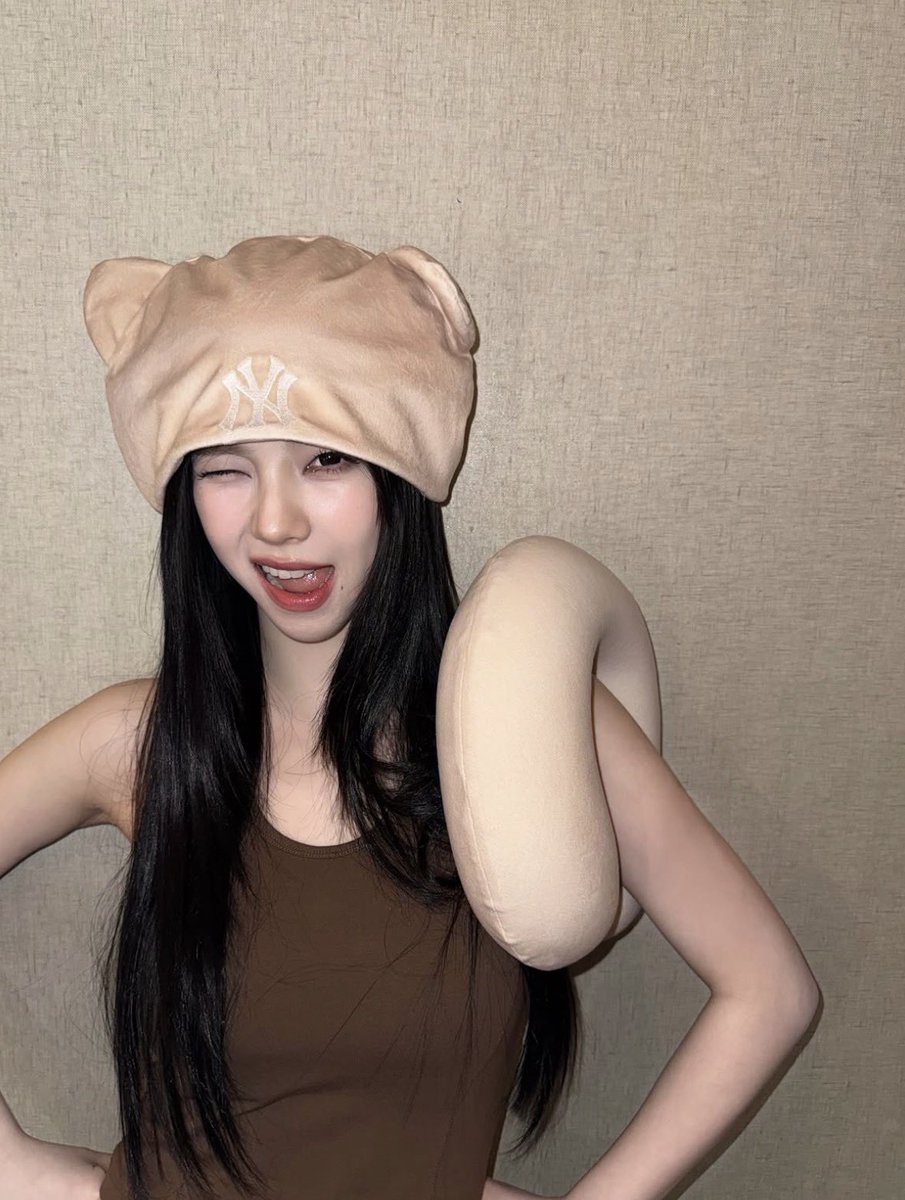 terdisaksi's tweet photo. Tutorial cara bawa bantal leher yang benar: https://t.co/nYFxQet0pu