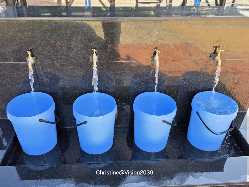 chabatatafguy's tweet image. Mutare is not hosting speeches today, it’s hosting #DELIVERY. President @edmnangagwa through Dr Tungwarara, flanked by Cde Chinamasa and provincial leadership, has brought what many only talk about. This is real empowerment, on the ground, in FULL view. War veterans aren’t being