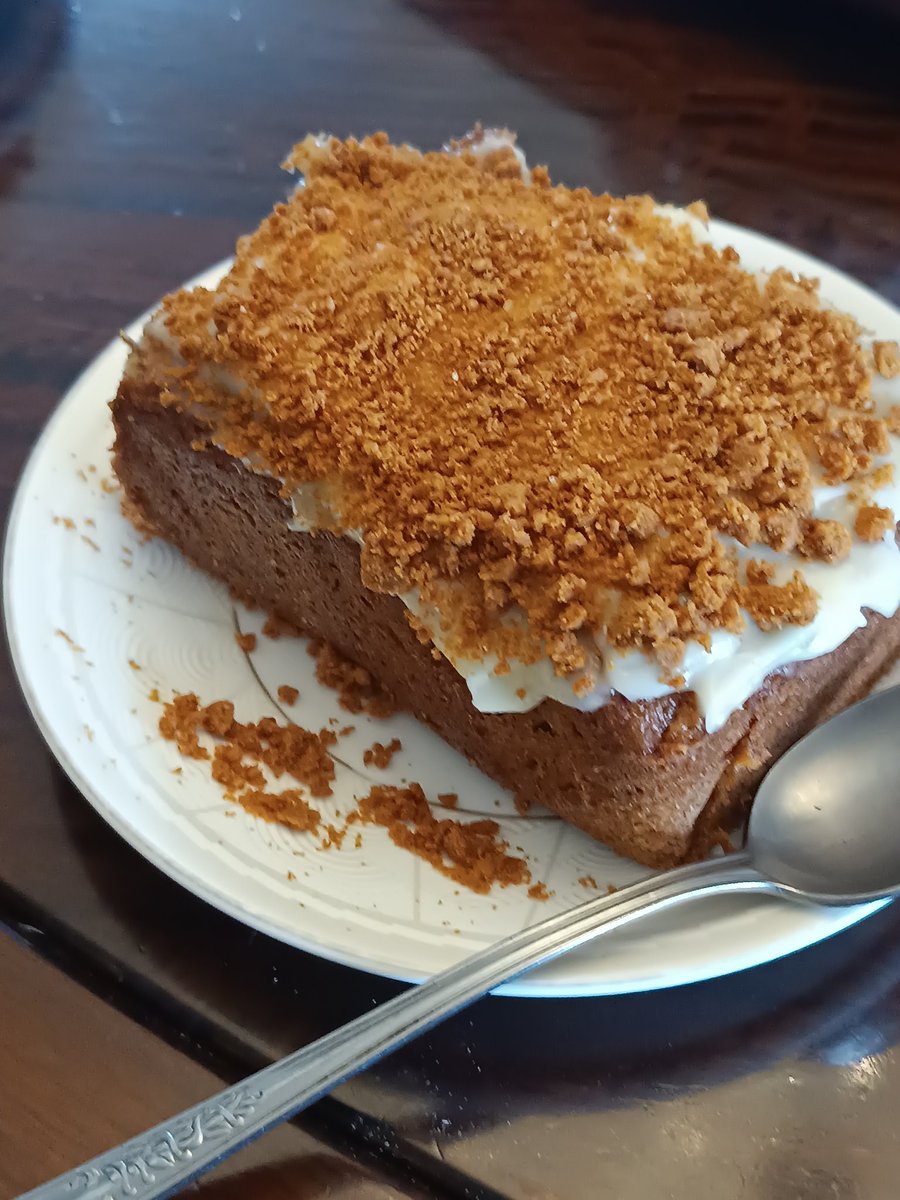 lecpizazz's tweet image. WOULDYA LOOK AT THAT!!! I BAKED IT (me acting like i didn't almost cry eating it bc #fear #food) 
It was super good trying again in another month
Banana cake with biscoff and frosting. Very ambitious i know