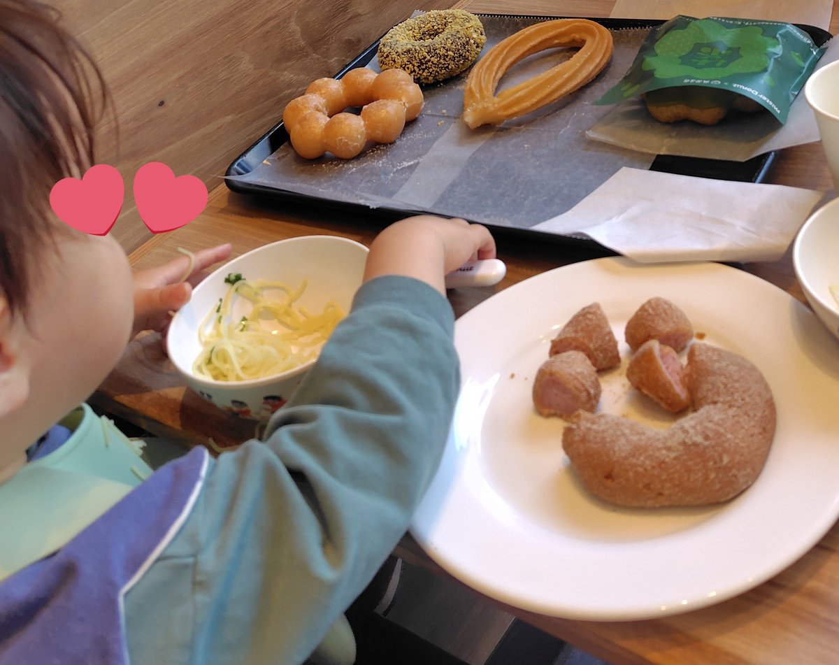 morujiro's tweet photo. 上の子1歳半時
→コンビニおにぎりは添加物が入ってる！小さい子に与えてはいかん！家で作って持って行くぞ！！！

下の子1歳半時（今）
→ミスド食べる？ポンデリングとかなら食べても平気だと思うよ、あ、もうゴールデンチョコレートもちょっとならいいよ https://t.co/OImQgegE2u