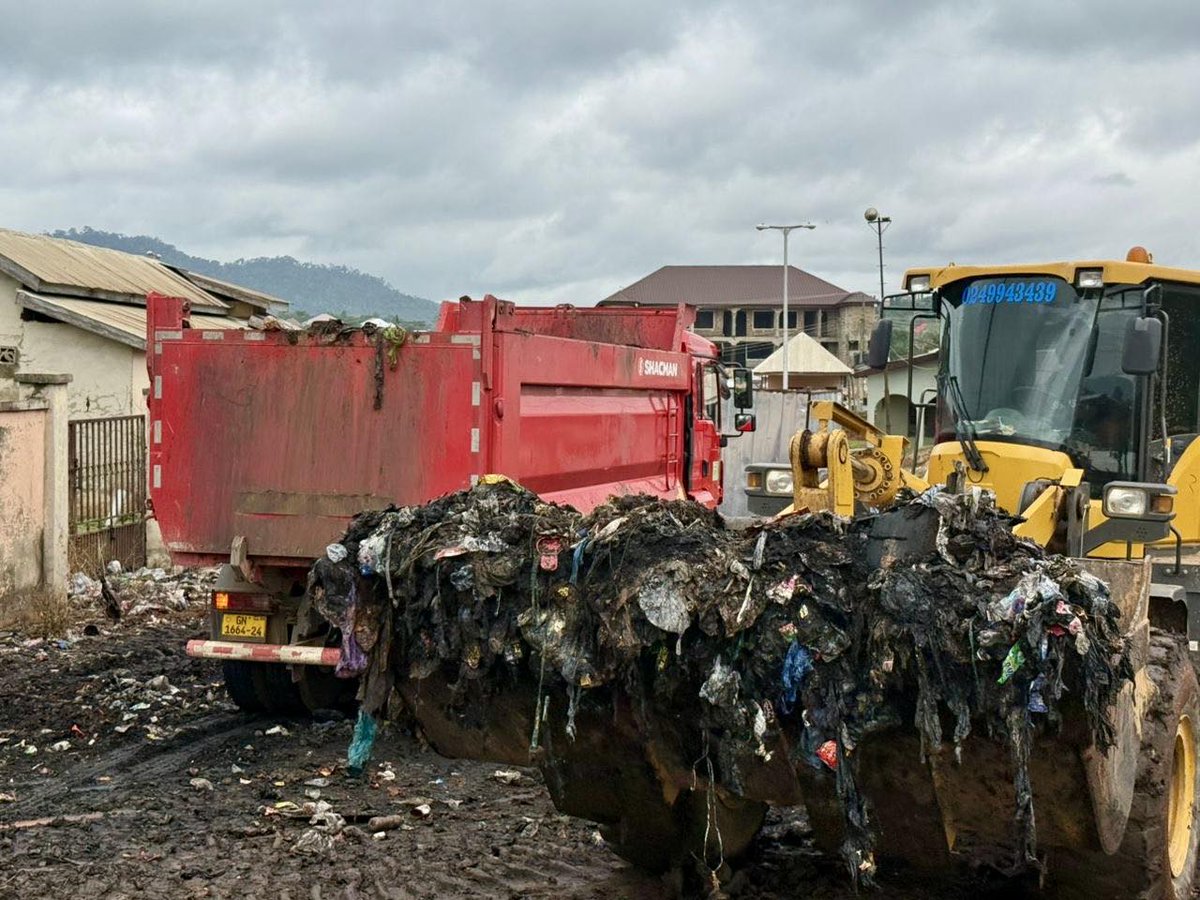 Kem45813880's tweet photo. Zoomlion Ghana Limited has taken immediate steps to address sanitation issues in Asante Akyem South Municipality. 
#Zoomlion #ZoomlionInterventions #EdCleanGH
#AsanteAkimSouthInFocus
@ZoomlionLtd 

#DonaldTrump  Akosombo Press Herh ECG https://t.co/SdrDEOenrW