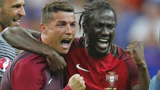 ArobaseGiovanny's tweet photo. 🔴🔴 EDER PARLE DE LA FINALE DE L'EURO 2016 :

"Les larmes de Cristiano Ronaldo quand il a quitté le terrain m'ont vraiment fait mal."

"J'ai marqué, et je voulais célébrer avec Cristiano, mais mes coéquipiers étaient tellement excités qu'ils ne m'ont pas laissé. Ce but m'a donné beaucoup dans la vie : la gloire, l'amour, la fierté, un nom."

"Le football cette nuit-là a rendu justice à deux personnes : EDER ET CRISTIANO RONALDO"