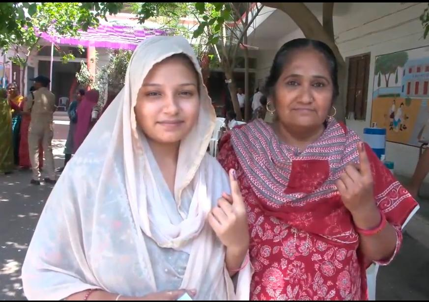 DDNewsGujarati's tweet image. સ્થાનિક સ્વરાજ્ય સંસ્થાઓની ચૂંટણીમાં ‘સાસુ-વહુ’એ સાથે મળીને કર્યું મતદાન: લોકશાહીના પર્વમાં નારી શક્તિનો અનોખો ઉત્સાહ

અફસાના મુલ્તાનીએ પ્રથમ વખત મતદાન કરી પવિત્ર ફરજ નિભાવી

સુરેન્દ્રનગર મહાનગરપાલિકાની ચૂંટણીમાં આજે લોકશાહીના અનેરા દ્રશ્યો જોવા મળ્યા હતા. 

#Gujarat #Voting