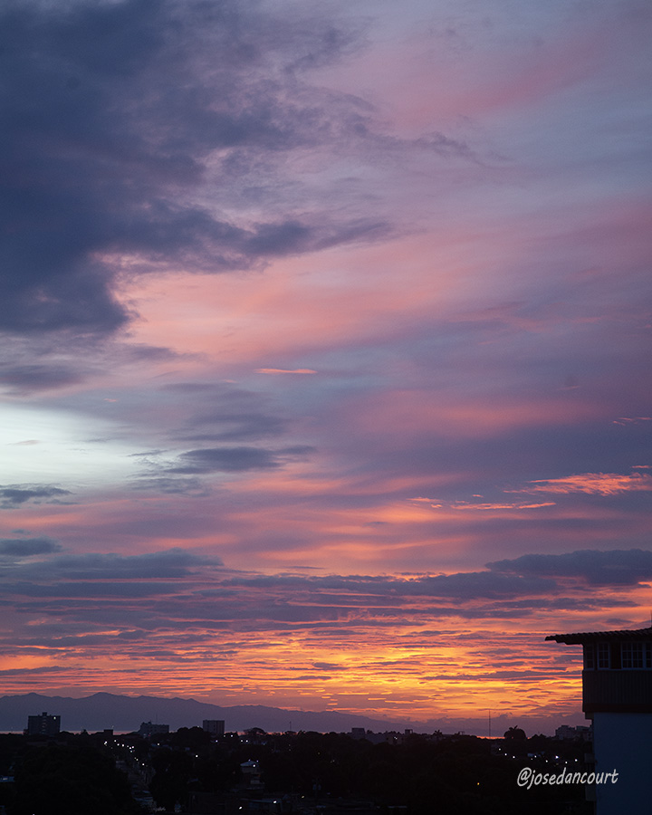 josedancourt's tweet image. El manto de nubes se empapa de colores cálidos, como un lienzo abstracto, al amanecer de este domingo.

#Sunrise #Sun #Color #Cumana #relax  

#CursoFotografiaTwitter
Gratuito
Autoestudio
Acceso en post fijado en mi perfil X
