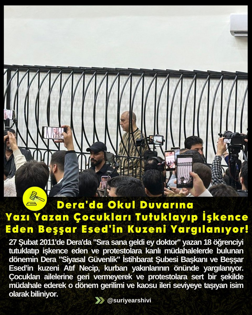 suriyearshivi's tweet photo. 🔴 | Dera'da Okul Duvarına Yazı Yazan Çocukları Tutuklayıp İşkence Eden Beşşar Esed'in Kuzeni Yargılanıyor!

📌 27 Şubat 2011'de Dera'da "Sıra sana geldi ey doktor" yazan 18 öğrenciyi tutuklatıp işkence eden ve protestolara kanlı müdahalelerde bulunan dönemin Dera "Siyasal Güvenlik" İstihbarat Şubesi Başkanı ve Beşşar Esed’in kuzeni Atıf Necip, kurban yakınlarının önünde yargılanıyor. Çocukları ailelerine geri vermeyerek ve protestolara sert bir şekilde müdahale ederek o dönem gerilimi ve kaosu ileri seviyeye taşıyan isim olarak biliniyor.