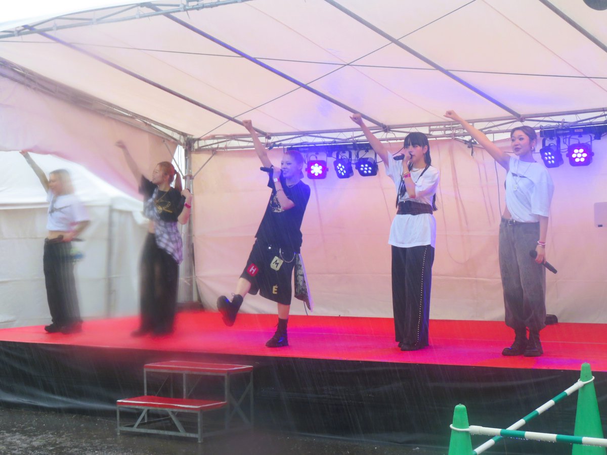 takatch_oita's tweet image. #SPiN さま

・「大分トリニータサポーターの方は手を挙げてください」という質問で、手を挙げながら運営テントに入ってごめんなさい🙇(笑)
ステージMCが、地元の後輩ちゃんとあり、あいさつにうかがっておりました(笑)

・雨の中でのパフォーマンスもありがとうございます！