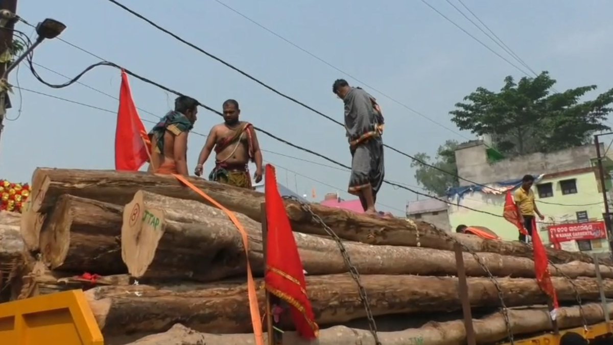 knews_odisha's tweet image. ବିଶ୍ବପ୍ରସିଦ୍ଧ ରଥଯାତ୍ରା ପାଇଁ କନ୍ଧମାଳରୁ ପୁରୀ ଗଲା ରଥକାଠ । ପ୍ରଥମଥର ପାଇଁ କନ୍ଧମାଳ ଜିଲ୍ଲା କୋଟଗଡ଼ ବନାଞ୍ଚଳରୁ ରଥଯାତ୍ରା ପାଇଁ କାଠ ଯାଇଛି । ଏହି କାଠ ୩ ରଥର ଅଖ ନିର୍ମାଣ କାର୍ଯ୍ୟରେ ବ୍ୟବହୃତ କରାଯିବ । କୋଟଗଡ଼ ବନାଞ୍ଚଳରୁ ୨୩ ଖଣ୍ଡ ୪୦ ଫୁଟ ଲମ୍ବର ଧଉରା କାଠ ପଠାଯାଇଛି ।
#RathaKatha #Puri #Kandhamal #knewsodisha