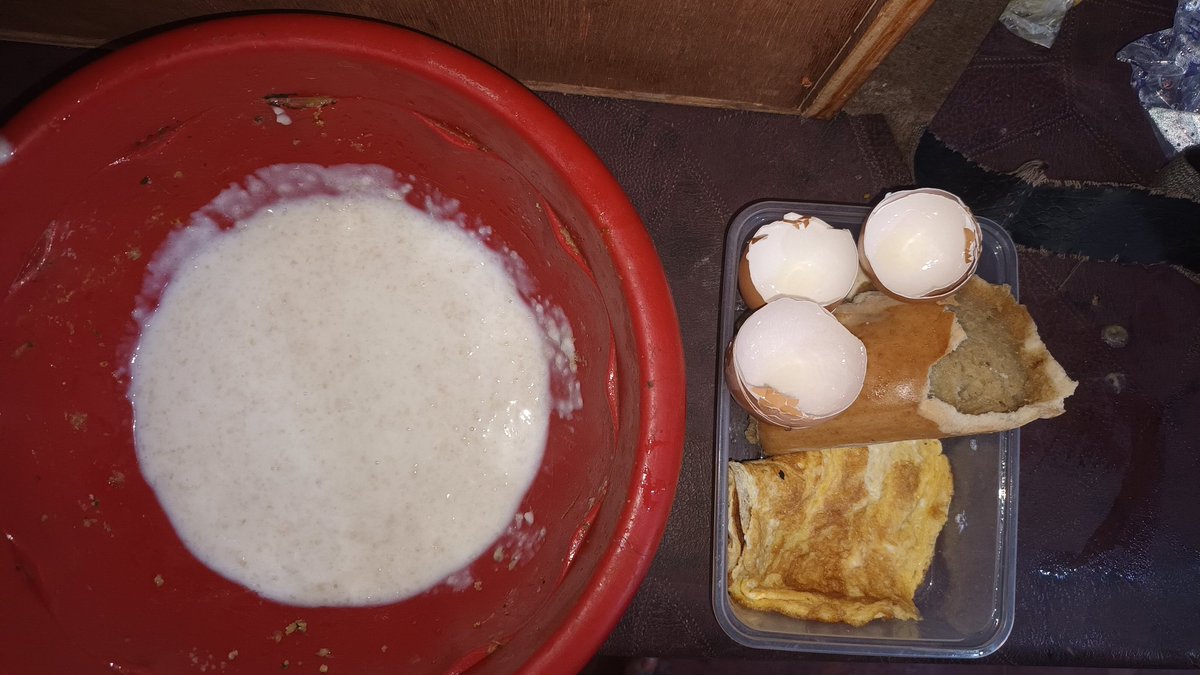 UkonzeT's tweet photo. My breakfast vs my dog breakfast https://t.co/2TWpsGwR2b