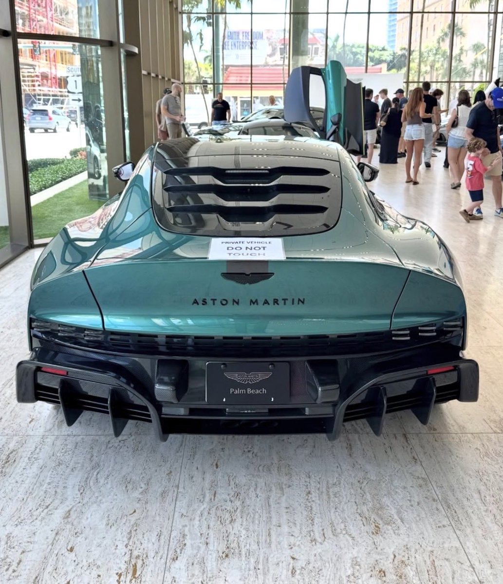 Miss.ayo.artss tweet media