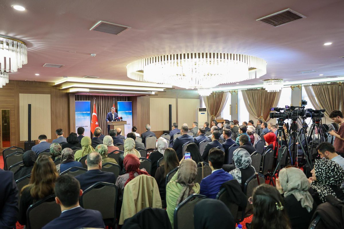 _cevdetyilmaz's tweet photo. Anadolu Mektebi’nin 15. yıl çalıştayında okuyan, düşünen ve söz söyleyen bir neslin örnek temsilcileri olan kıymetli gençlerimizle bir araya gelmekten büyük bir memnuniyet duydum.

Okuma bilgiyi aşan, düşünceyi derinleştiren ve muhakemeyi güçlendiren temel zemindir. Dijital çağda ise esas olan, bilgiyi ayıklayıp anlamlandıran ve onu fikre dönüştüren şahsiyetler yetiştirebilmektir. 

Gençlerimizi bu anlayışla yetiştiren Anadolu Mektebi; ahlak, hukuk ve insani değerler temelinde güçlü bir model sunmaktadır. Bizler de bu yaklaşımı, Türkiye Yüzyılı vizyonumuz doğrultusunda stratejik bir öncelik olarak görüyoruz.

Başta kıymetli büyüğümüz Prof. Dr. Sami Güçlü hocamız olmak üzere, bu kıymetli çalışmalara katkı sunan herkese teşekkür ediyor, ortaya çıkan fikirlerin okuma temelli düşünce dünyamızı daha da zenginleştirmesini temenni ediyorum.