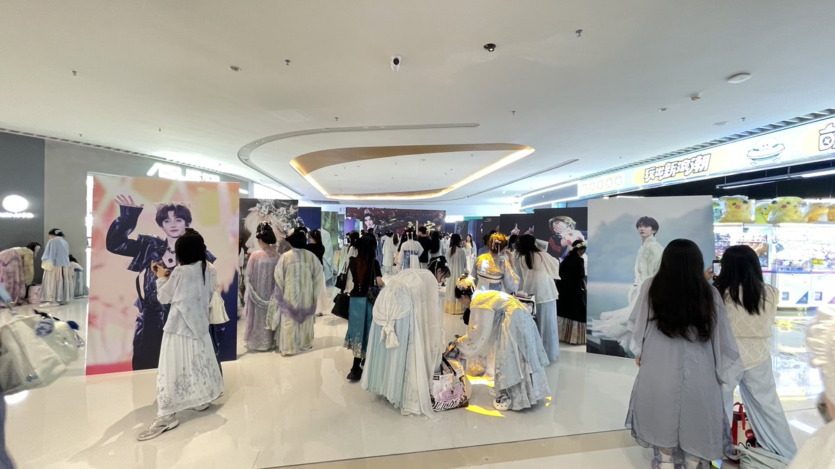 ตัวอย่างชุดคนไปคอนเร้กที่จีนค่ะ เผื่อไว้เป็นเรฟหาชุดไปคอน ปกติเร้กจะประกาศธีมที่สรุปง่ายๆ คือธีมสีชุด ที่เหลืออยากแต่งแบบไหนได้หมดเลย แค่โดยทั่วไปฉลามจะแต่งฮั่นฝูกันเป็นหลักค่ะ ^^
#LiuYu_2026CosmicPoet_BKK