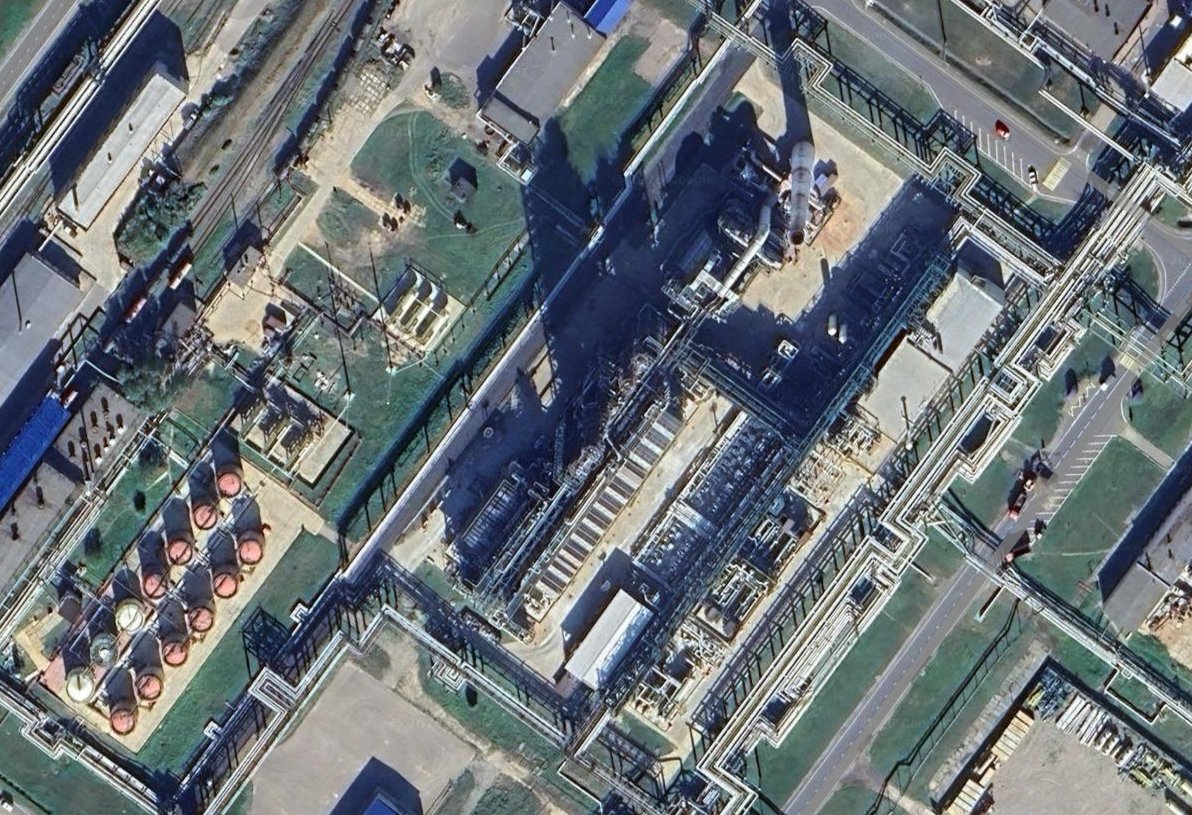 NOELreports's tweet image. Ukrainian drone strikes hit the ELOU AT-4 unit at the Yaroslavl refinery, a key installation for crude oil desalting and primary distillation. The plant processes over 15 million tons of oil annually. #Russia