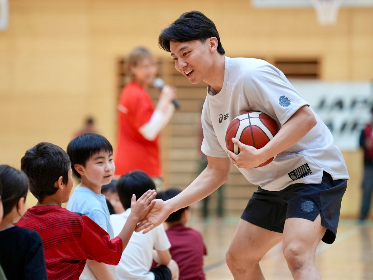 SANSPOCOM's tweet photo. 河村勇輝、東京都内でバスケ教室を開催　小学生にドリブルやシュートのコツ伝授

▼動画はこちらから▼
https://t.co/NLUnUH4bWJ

#河村勇輝 #バスケ #JAL https://t.co/Bs0ZFv4lvw