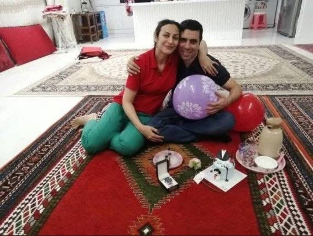 Pour ceux qui défendent encore le Régime Islamique d'Iran 
Myriam Bellaïche

Aujourd'hui, cette histoire m'a brisée. 

Saleheh Akbari, une infirmière et alpiniste de 38 ans, et son mari, Ahmad Khodaei, ont ouvert leur maison à des manifestants blessés, trop effrayés pour aller à