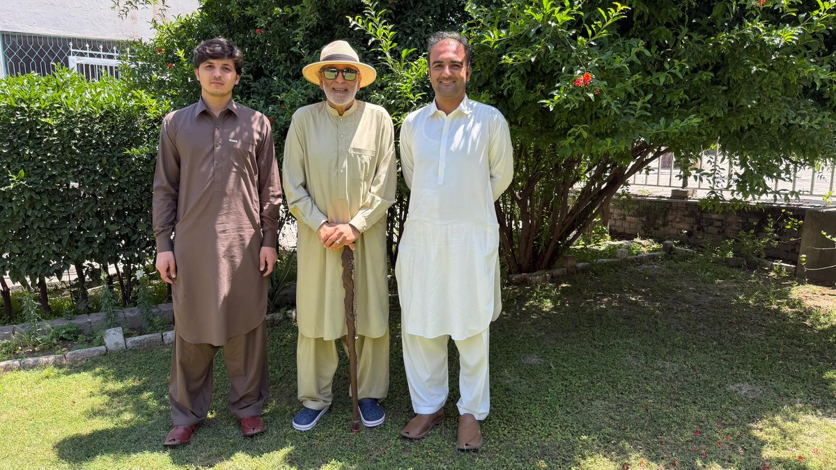 DrShahzad_'s tweet image. It was an honor to meet Shakeel Ur Rahman, grandson of renowned #KhudaiKhidmatgar Abdul Khaliq Khaleeq, former Chief Editor of Pukhtoon. He continues this legacy through education, serving underprivileged children in #Peshawar with dedication and care.