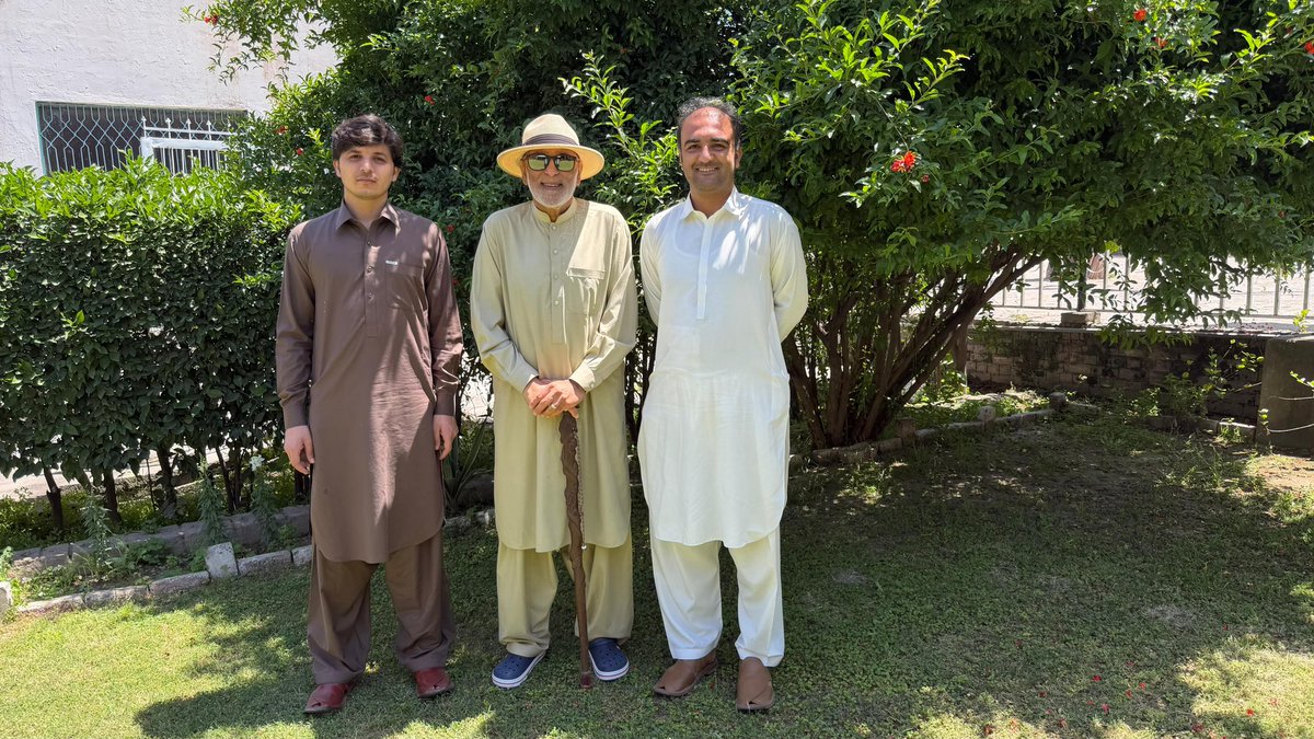 DrShahzad_'s tweet image. It was an honor to meet Shakeel Ur Rahman, grandson of renowned #KhudaiKhidmatgar Abdul Khaliq Khaleeq, former Chief Editor of Pukhtoon. He continues this legacy through education, serving underprivileged children in #Peshawar with dedication and care.