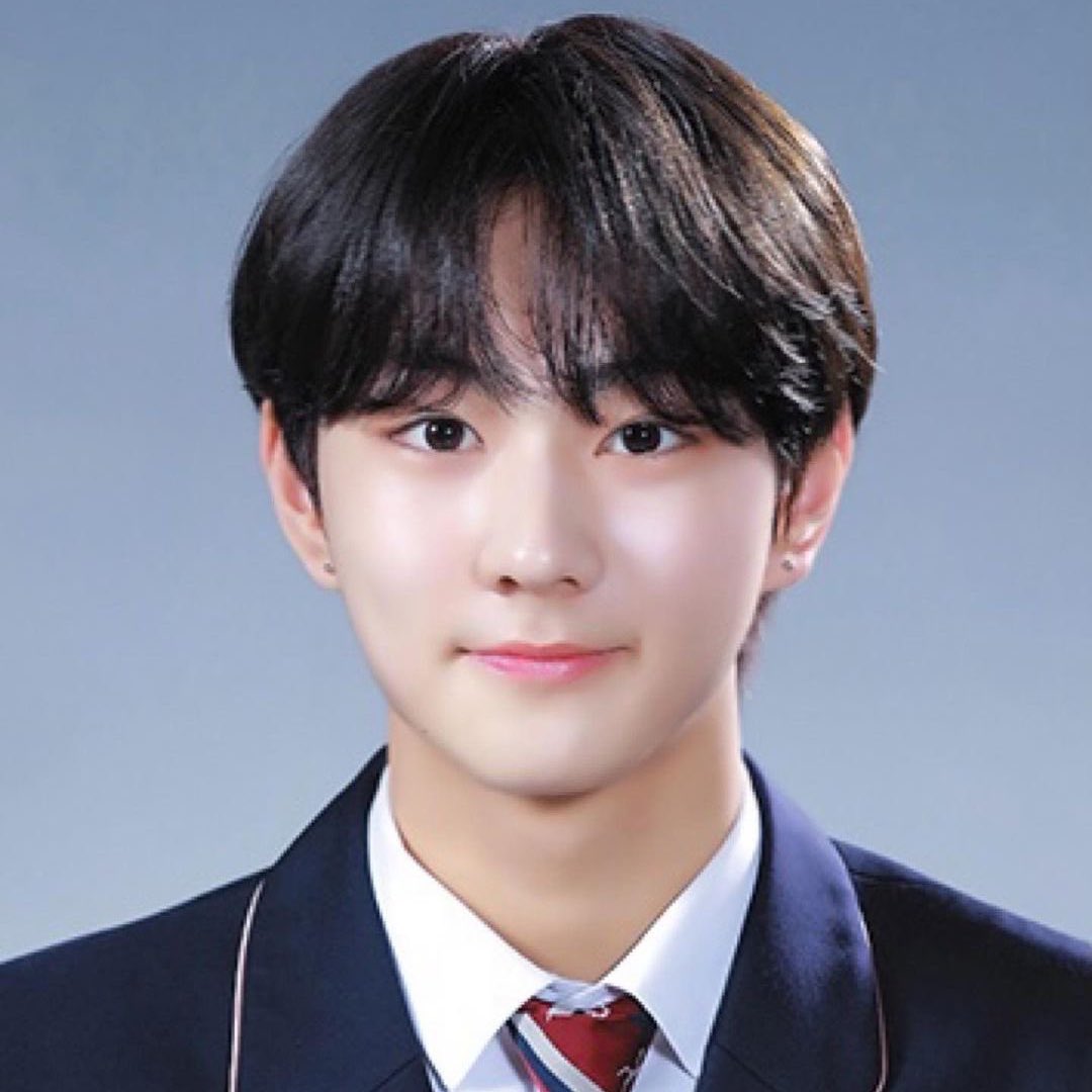 Some facts about #JUNGWON as a student:

⬩ Served as class president for 5 years and vice president for 1 year.
⬩ Active in several school clubs, including baking, swimming, book club and tennis club, and also participated in an ecological camp.
⬩ Took art classes for 5 years.