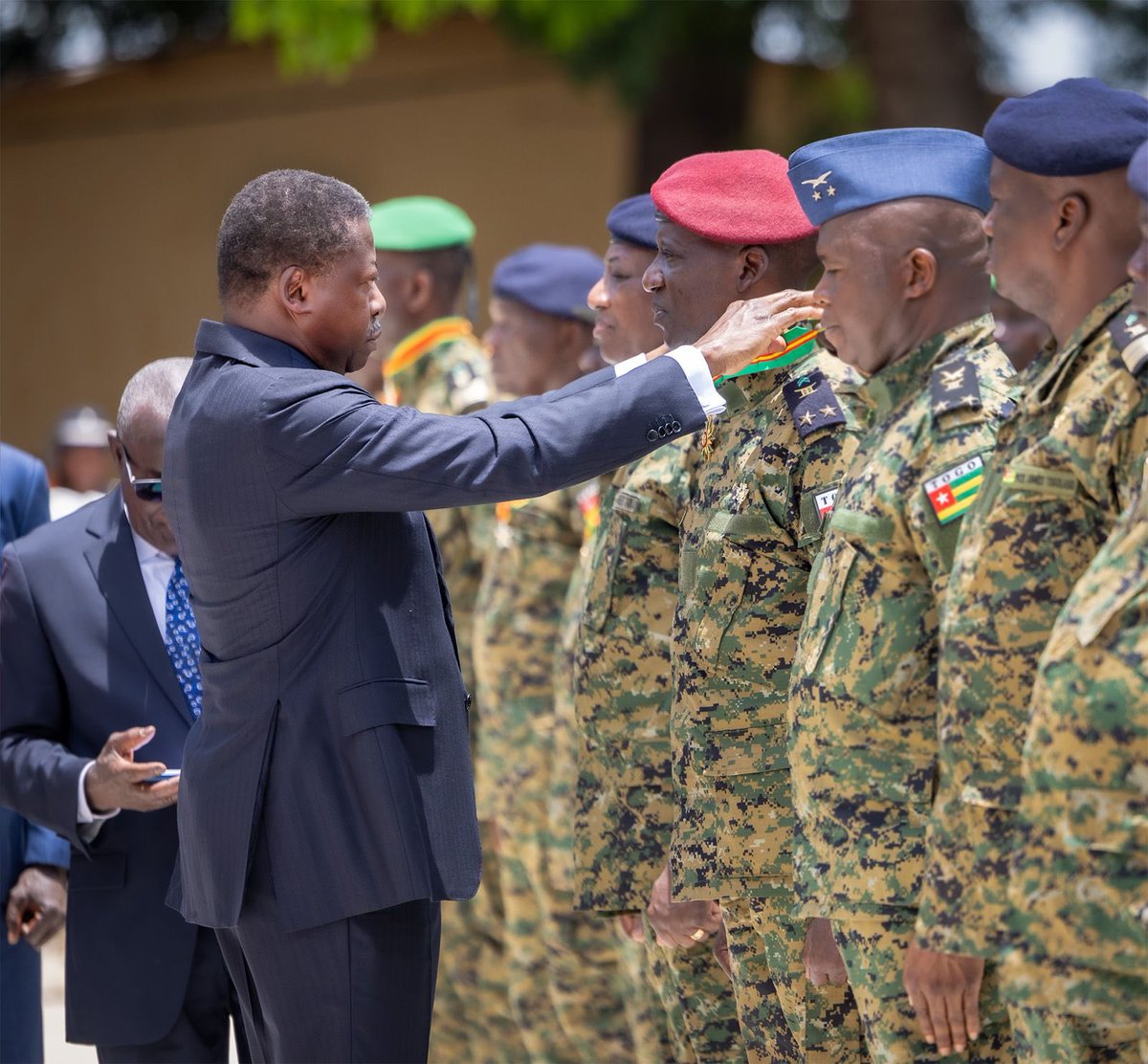 presidencecstg's tweet photo. Le Président du Conseil, Faure Essozimna Gnassingbé, Chef suprême des armées, a présidé ce 25 avril 2026, au camp Général Gnassingbé Eyadéma à Lomé, une cérémonie de décoration de plusieurs personnalités militaires, en reconnaissance de leur contribution à la consolidation de la paix, la sécurité et la stabilité au Togo.

Placé sous le sceau du devoir de mémoire, l’événement s’inscrit dans le cadre des activités marquant le 66ᵉ anniversaire de l’accession du Togo à la souveraineté internationale.

https://t.co/6Hk32es6Ls
