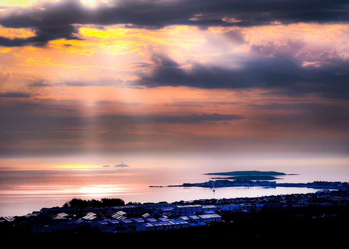 ThisIsIreland3's tweet image. Pools of sunlight and moody skies over Skerries this morning 🌅

Good morning &amp;amp; happy Sunday, from Ireland 💚

📍County Dublin - Éire 🇮🇪 

📸 Martin McNamara

#Goodmorning #Dublin #Ireland #Sunday #Skerries #Sunrise