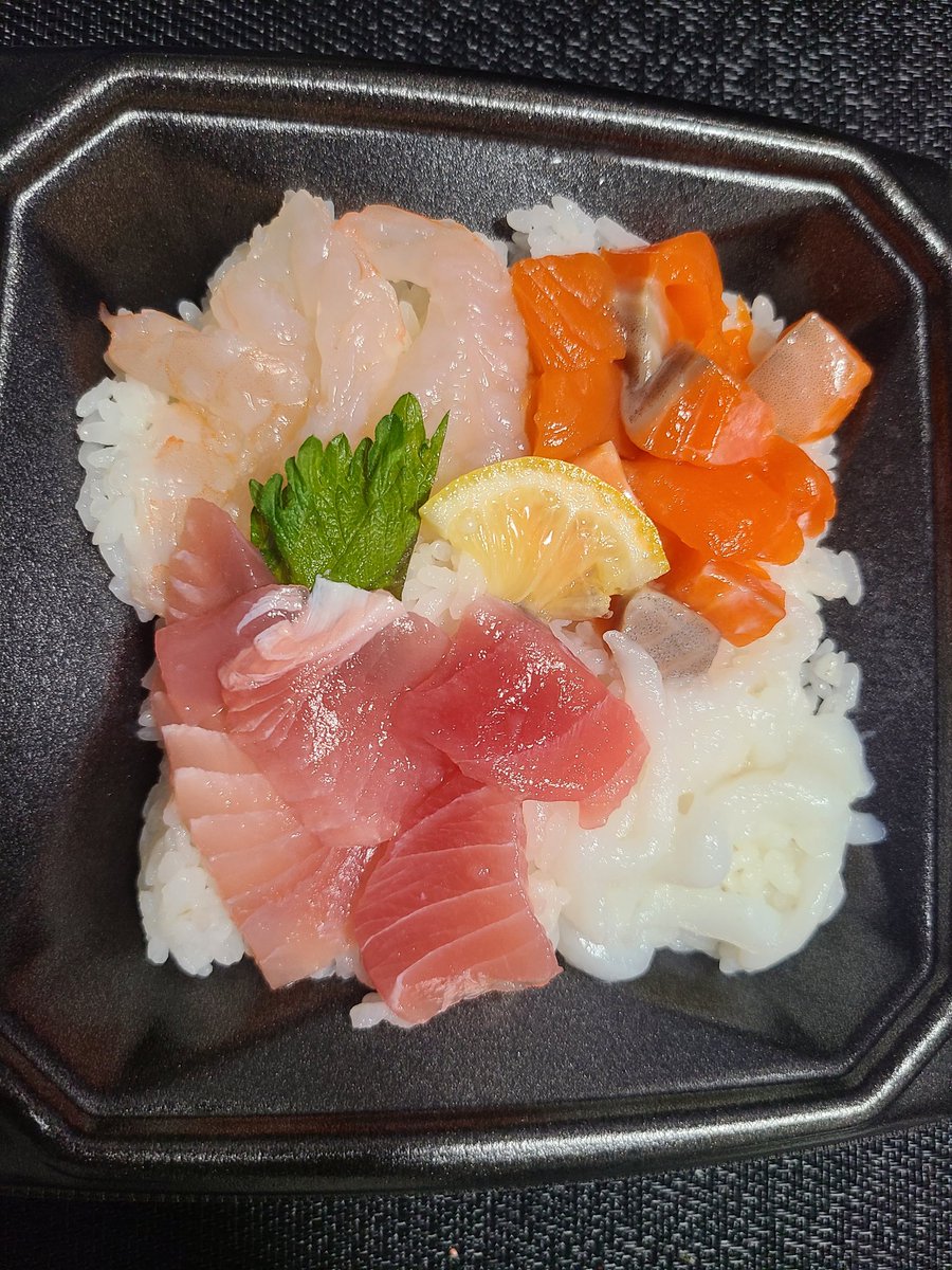 mozyakuma3's tweet image. こんばんは✨
晩御飯は海鮮丼です🐟️
今日もお疲れ様でした🌃✨
#おうちごはん #TRIAL 
#魚  #海鮮丼