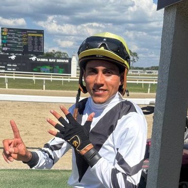 blindadosalas1's tweet photo. #Hipismo ¡IMPARABLE! El pasado viernes en #TampaBayDowns SAMUEL MARIN 🇻🇪 dio un paso gigante hacia el récord histórico en el #100thMeeting al arrasar con SEIS triunfos mas otros DOS ayer sábado para llegar a 143 y ponerse a tiro de ANTONIO GALLARDO 🇪🇸 (147 triunfos en 2014-2015) https://t.co/zu0ssBb96d