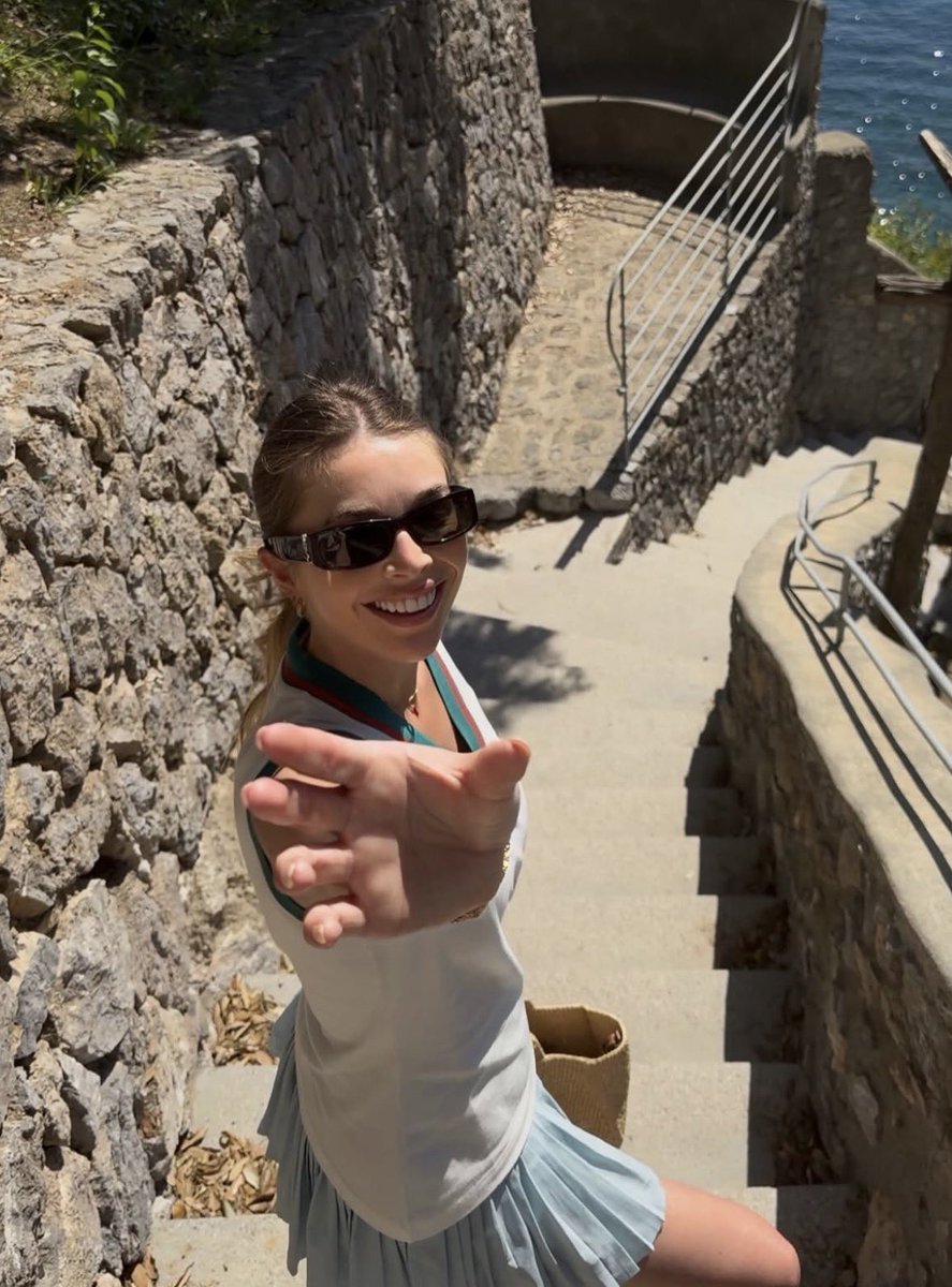 napolimagazine's tweet image. #McTominay a #Positano con la sua #Cam 🌊 #scottmctominay #camreading #sanpietro