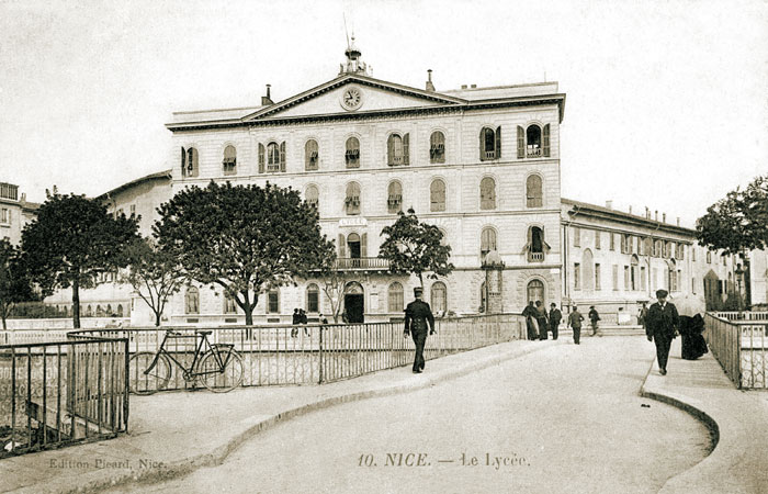 actualites_nrv's tweet image. Le 26 avril 1909, en présence du président de la République Armand Fallières et de Georges Clemenceau, président du Conseil, pose de la première pierre (de la Turbie) du Lycée de Nice qui ne sera baptisé Masséna qu'en 1963.

#Nice #NiceRendezVous® #Nice06