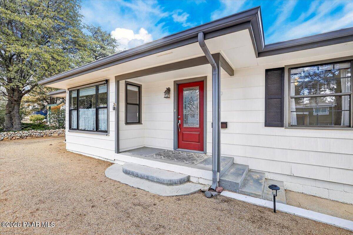 🏡 Dreaming of Prescott luxury? This move-in ready home offers:

✨ Single-level living
✨ Updated kitchen w/ quartzite counters
✨ Spacious bonus room for work or play
✨ Private fenced backyard

Homes like this don’t last! Schedule your tour today: …doyle.realtyexecutivesazterritory.net/d8rea189