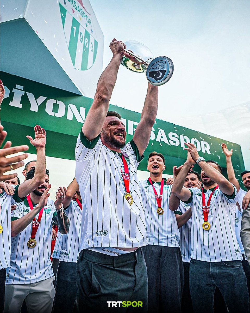 trtspor's tweet photo. 🏆Nesine 2. Lig Kırmızı Grup'ta şampiyon olarak Trendyol 1. Lig'e çıkan Bursaspor, kupasını törenle aldı 📸 https://t.co/YWep0mL1vB
