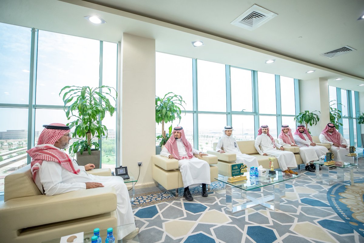 ShaqraUni's tweet photo. رئيس #جامعة_شقراء د. علي بن محمد السيف يستقبل فريق الجامعة البحثي الفائز بجاتزتين دوليتين ضمن فعاليات إكسبو ماليزيا للتكنولوجيا 2026م، ويكرمهم على هذا الإنجاز، في مكتبه بمبنى إدارة الجامعة بالمدينة الجامعية بشقراء. https://t.co/mhH3von97y