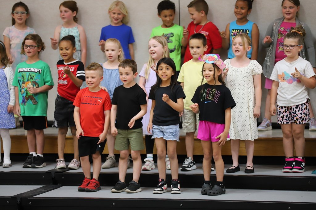 bcpsky's tweet image. 🌍🌱 Earth Day Excellence at Crossroads!

BCPS is so proud of our CES students for an amazing Concert &amp;amp; Art Show! K-2 stars wowed us with music while the K-5 art gallery filled the halls with creativity. Way to lead the way for our planet! 🎶🎨

#BCPS #CES  #MovingForward