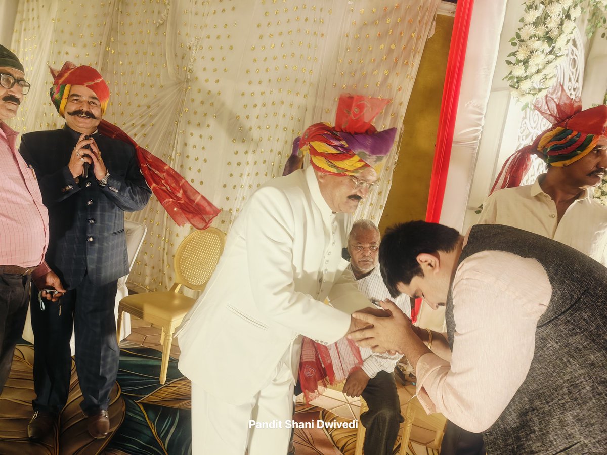 panditratnakar's tweet image. आज रात्रि सिटी पार्क में बस ऑनर्स एसोसिएशन के अध्यक्ष श्री कमलेश गौतम जी के बेटे के शुभ विवाह अवसर पर शामिल होकर अपनी शुभकामनाएं दी,

#बारात #viral #post #treding #ShivaChaturvedi