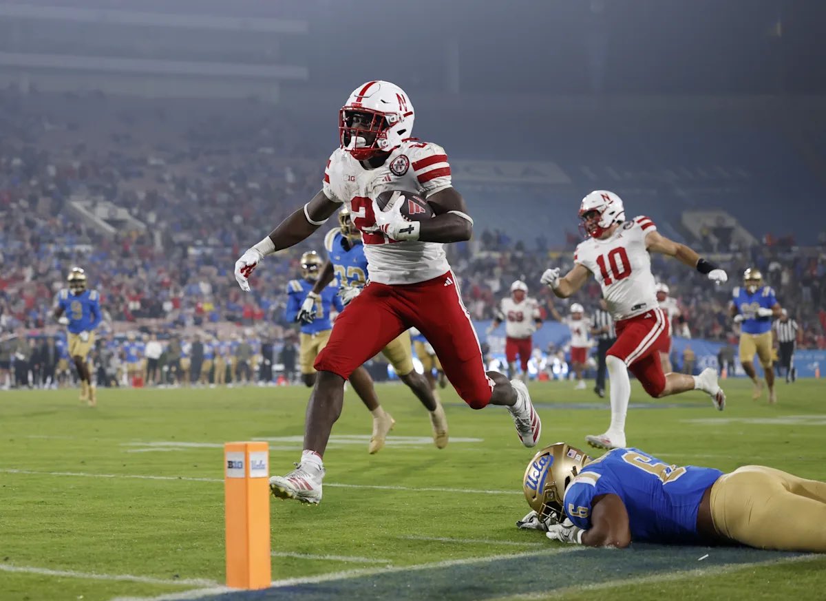 Emmett Johnson was dominant on the ground for Nebraska… but he’s underrated as a receiver 👀

370 yards and 3 TDs on 47 catches 🔥

And just 1 drop on his last 95 targets (1.05% drop rate)

Reliable + versatile 💪🏾