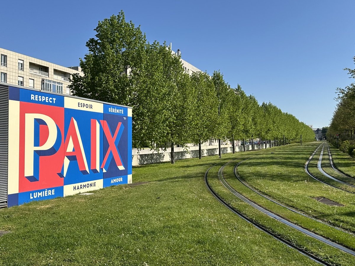 NewsMagChamp's tweet image. La Paix s’affiche en grand à Reims avec cette superbe fresque de l’artiste peintre Christine Séjean (Fresque visible sur les hautes Promenades Jean-Louis Schneiter).
Paix : un mot choisi par les habitants lors d’un projet participatif.
#Reims #Paix #Artiste